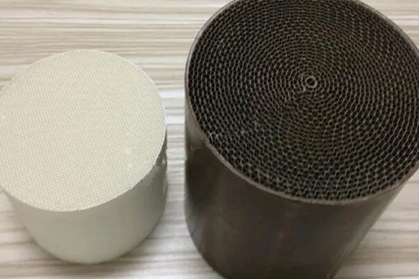 تفاوت های کاتالیست سرامیکی و فلزی